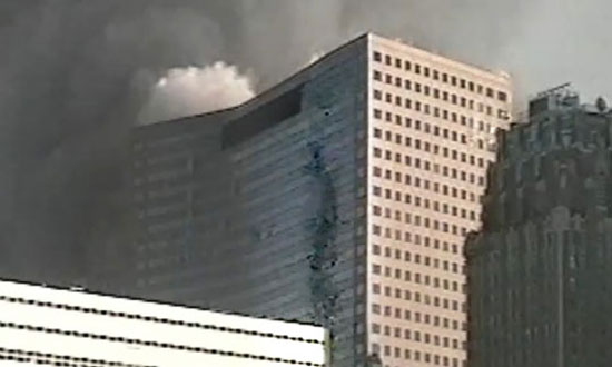 Το WTC7 αρχίζει να καταρρέει, χωρίς “ισλαμιστές τρομοκράτες”. Ίσως υπό το βάρος των ευθυνών του...