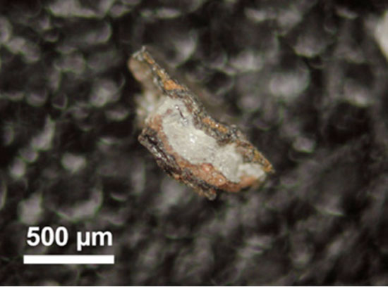 Φωτομικρογραφία ενός τμήματος απ’ τις φλοίδες που βρέθηκαν στη σκόνη. Έχει αλλεπάλληλα στρώμστα υλικών, με δομή θερμίτη.